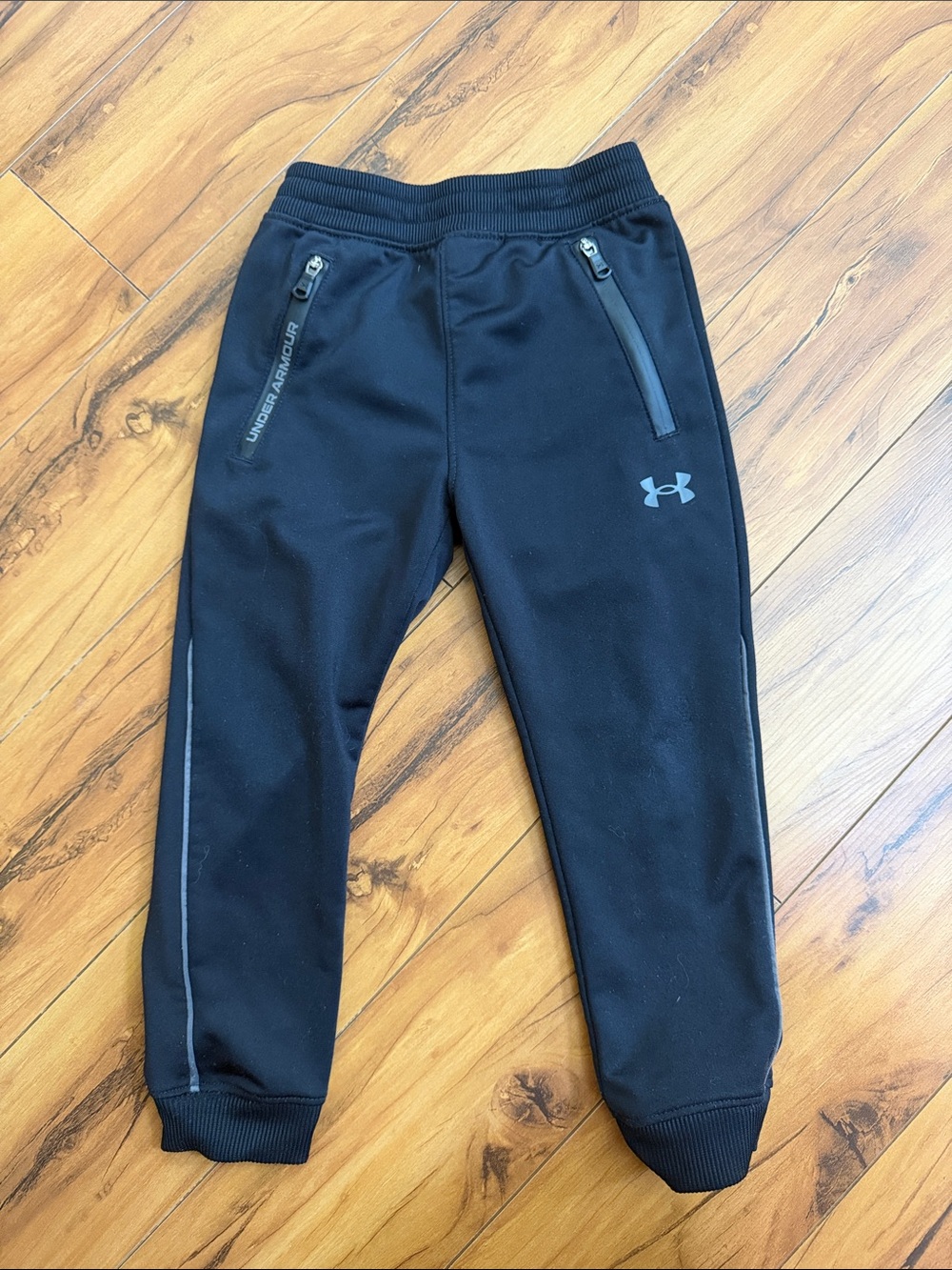Under Armour boys 3T joggers Black Kids  Joggers with Reflective Logo
